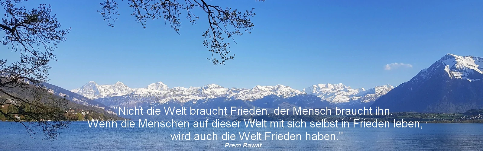 Thunersee mit verschneiten Bergen im Hintergrund